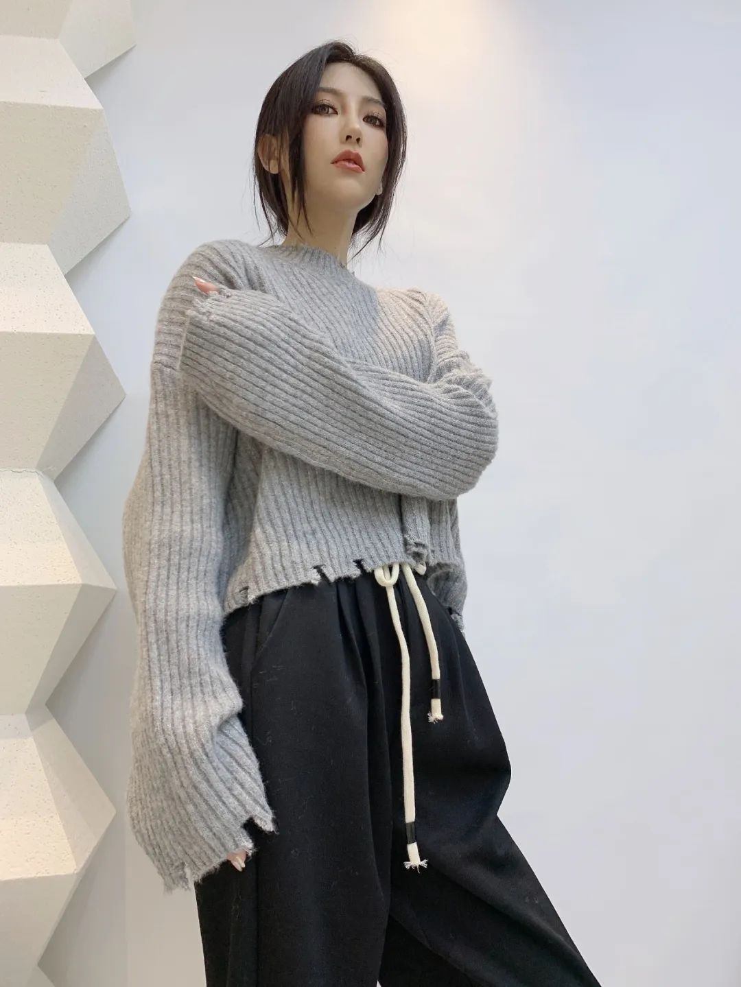 2022年新款女装浅灰色羊绒毛织罩衫与长裤套装