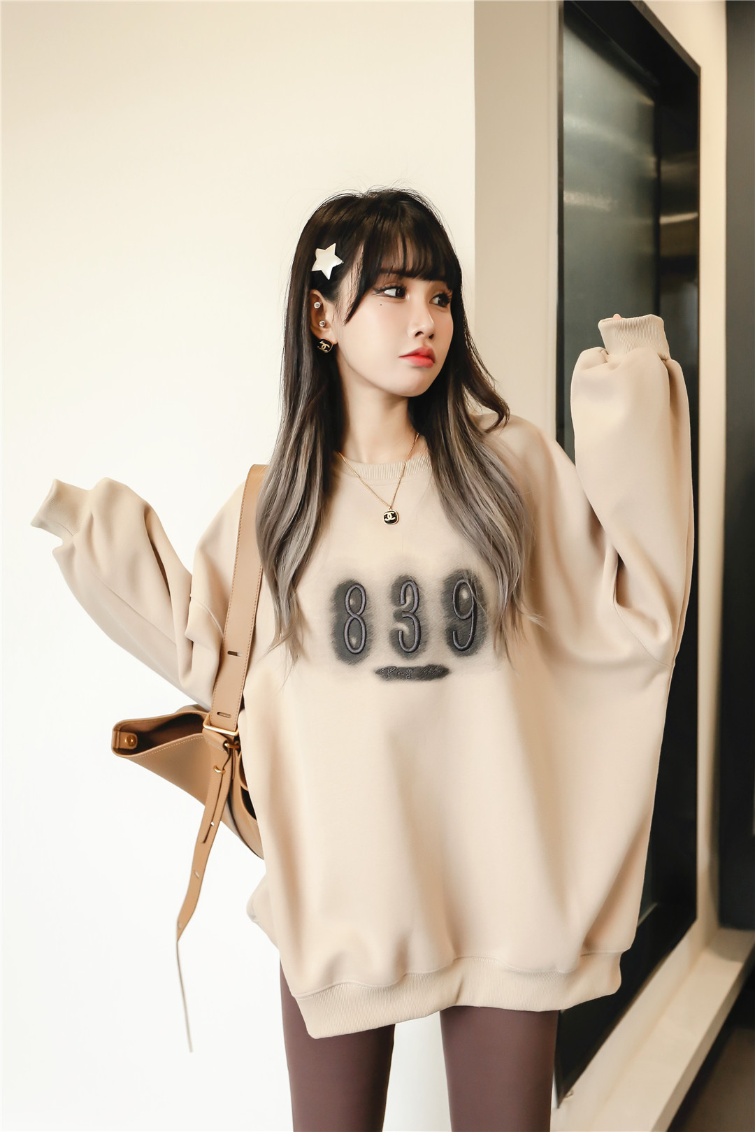 千城女装新款宽松的版型简约的线条装饰.jpg