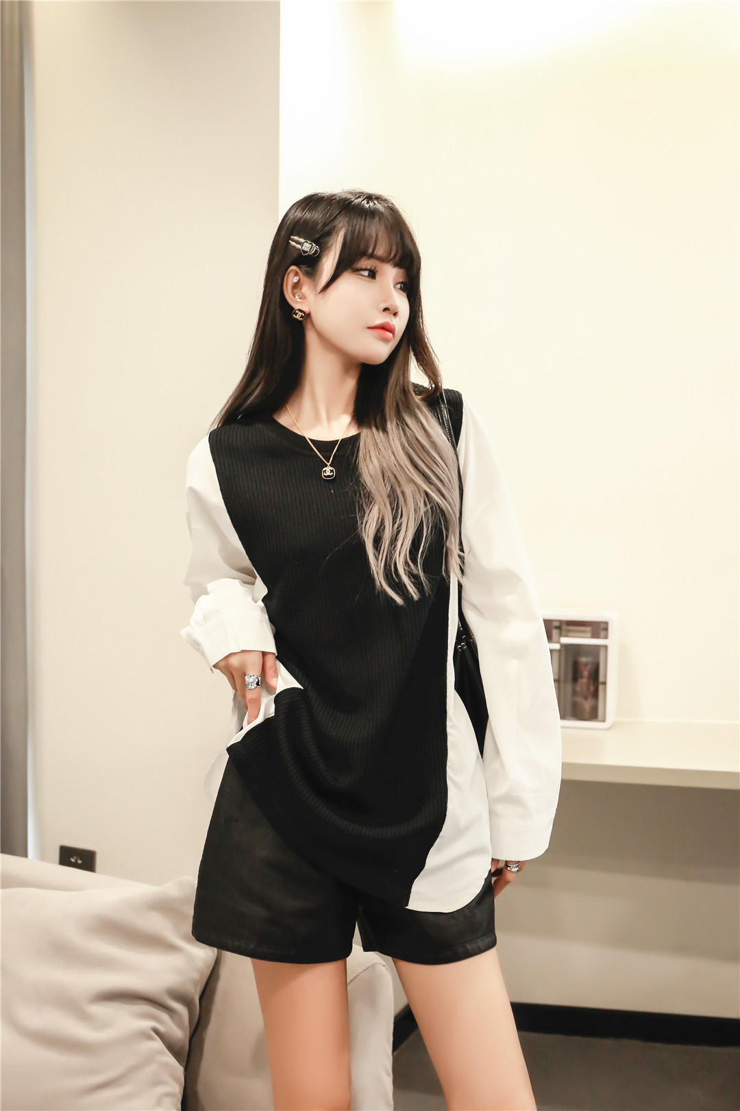 千城女装新款宽松的版型简约的线条装饰.jpg