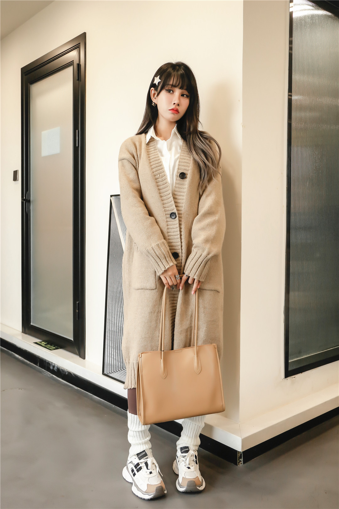 千城女装新款宽松的版型简约的线条装饰.jpg