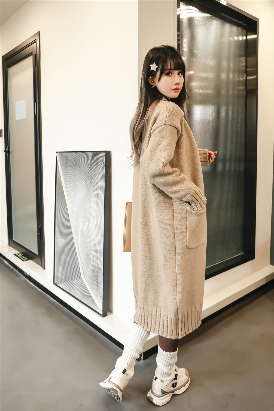千城女装新款宽松的版型简约的线条装饰.jpg