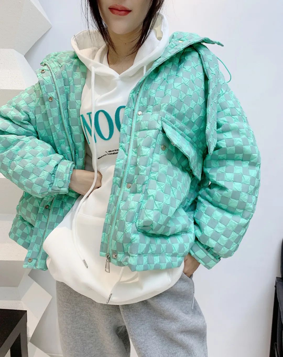 2022年新款女装冬装羽绒服翡翠色与白色方格