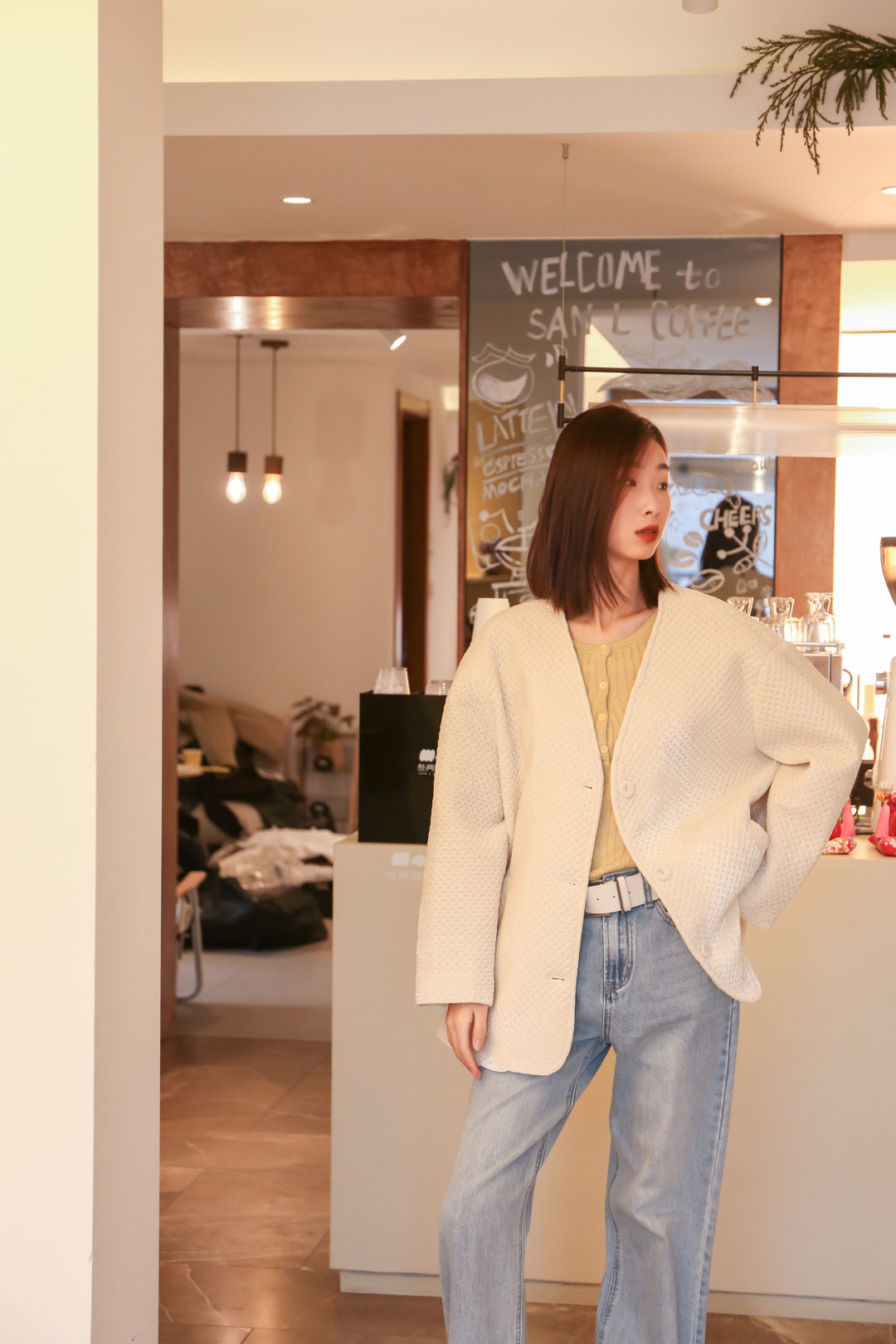 长春市欧亚万豪购物中心白月女装连锁店.jpg