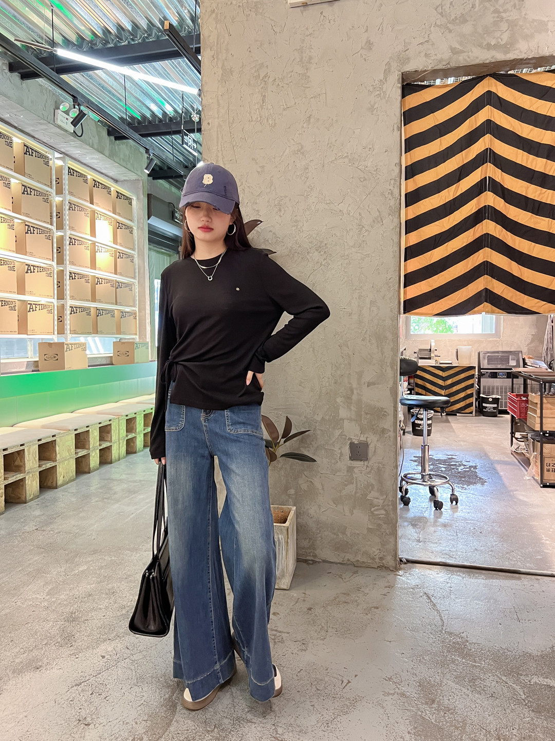 大连市中山区胜利广场千城女时装连锁店.jpg