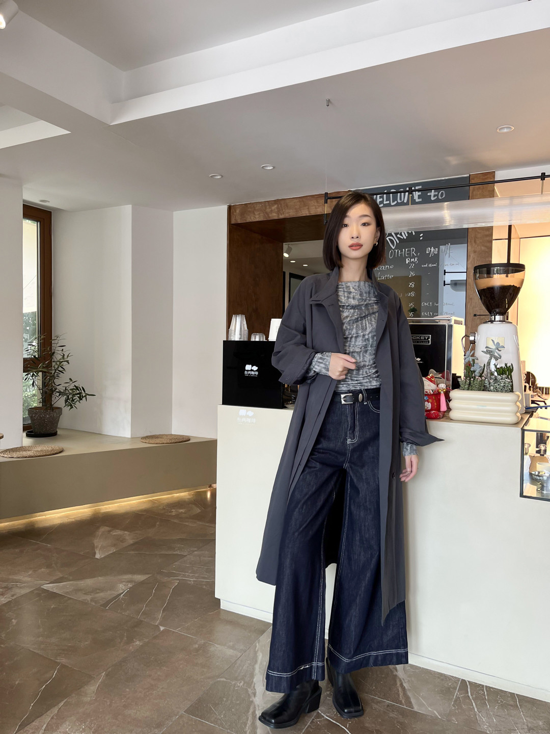 抚顺市新抚区浑河路万达广场白月女装店.jpg