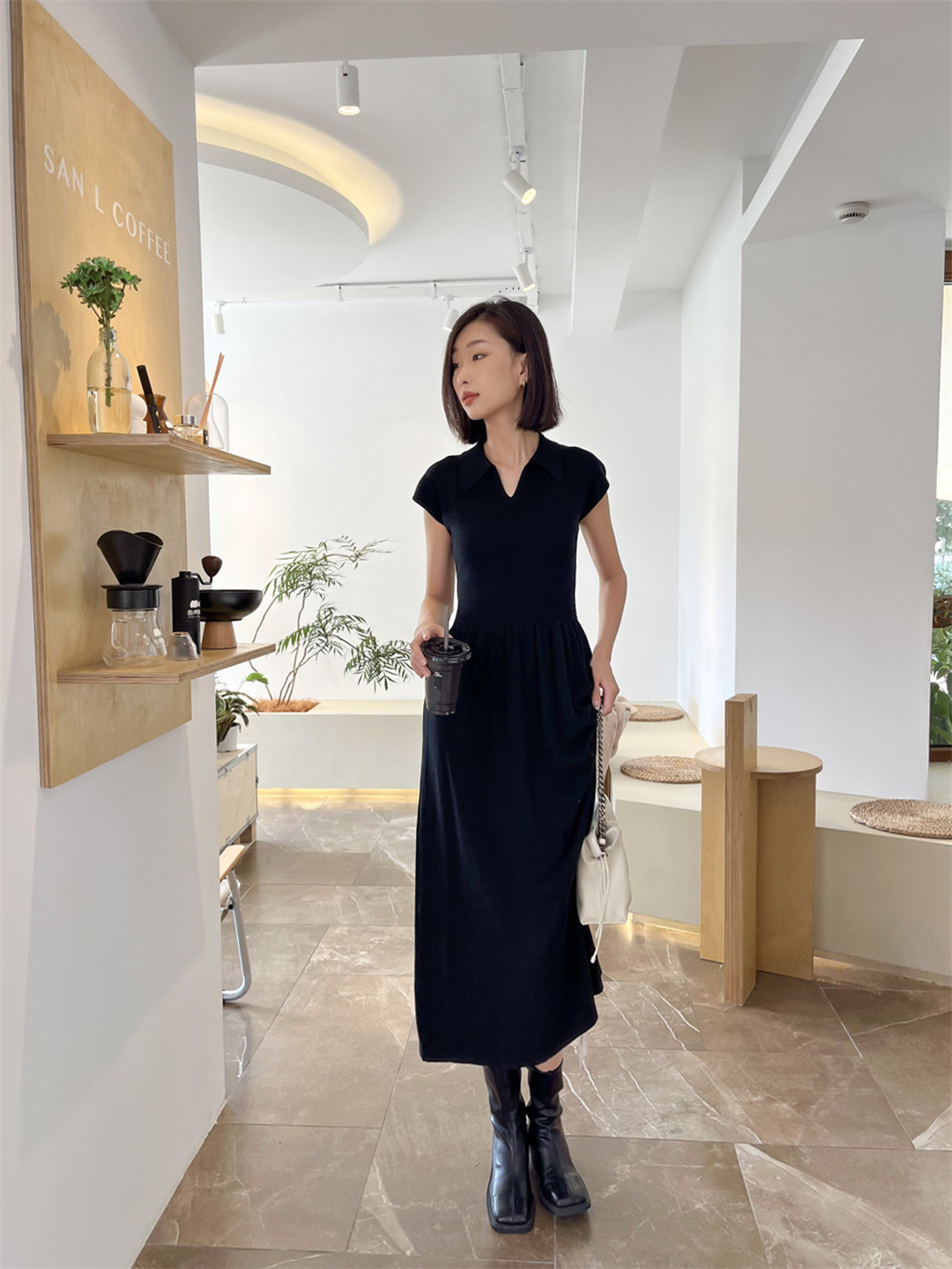 抚顺市新抚区浑河路万达广场白月女装店.jpg