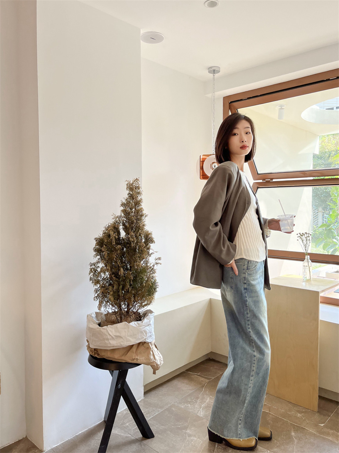 抚顺市新抚区浑河路万达广场白月女装店.jpg