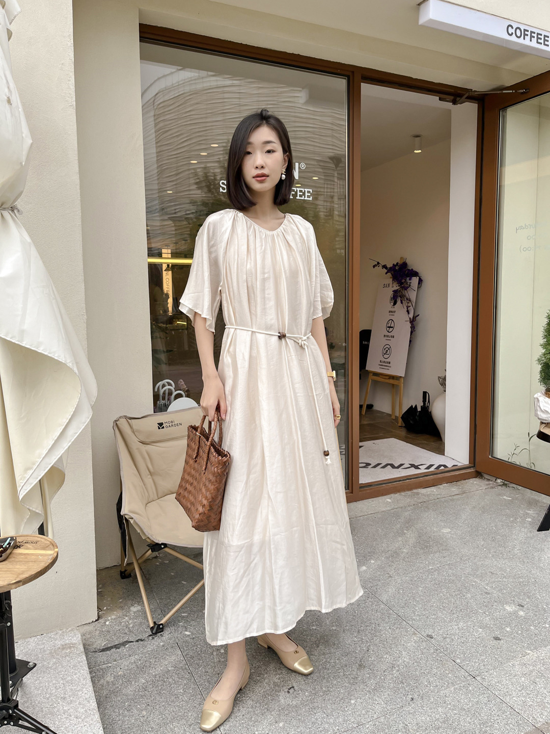保定市竞秀区万达广场步行街白月品牌女装店