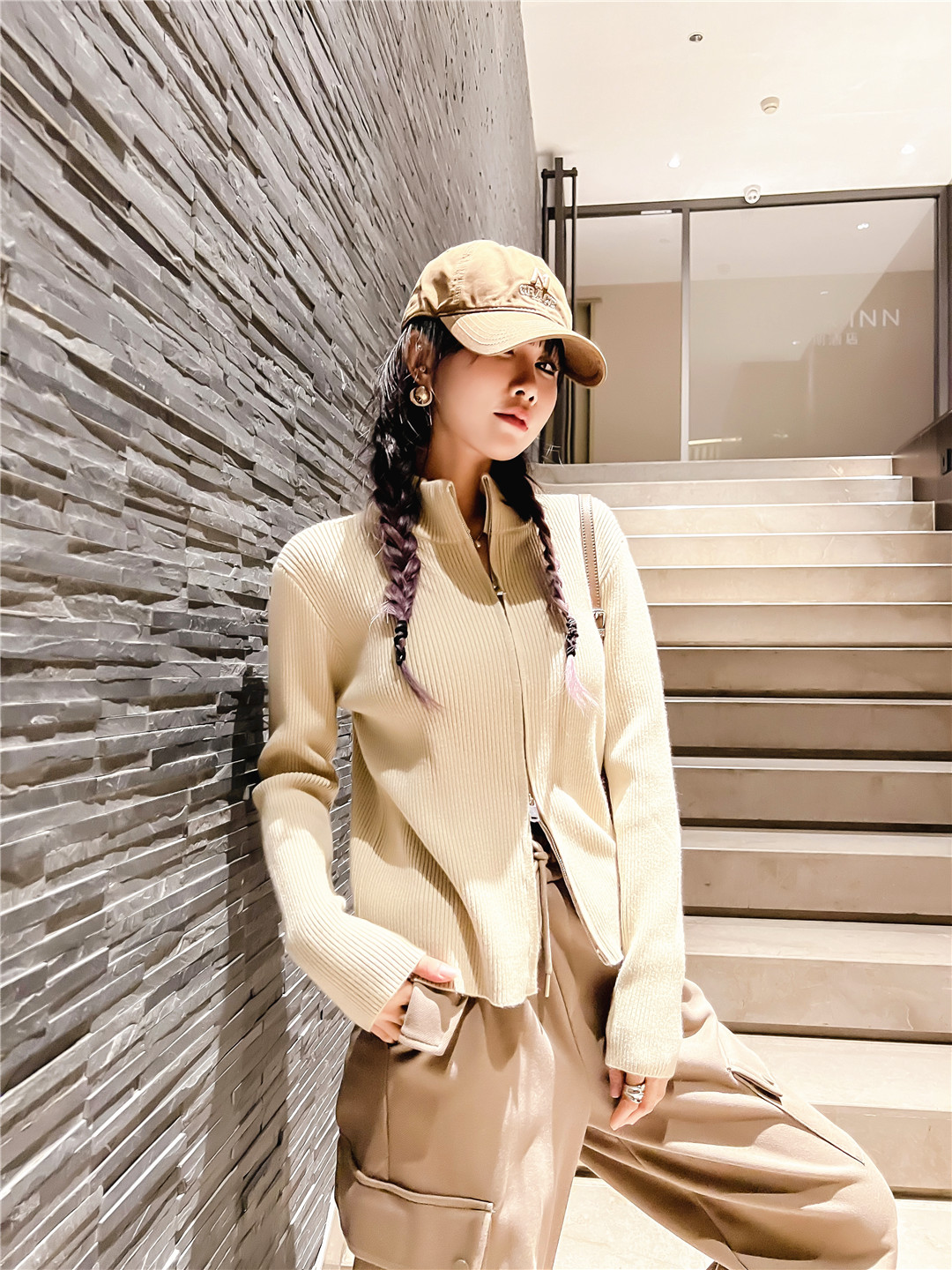 千城时尚女装羽绒服和时尚女装羊绒长款大衣来搭配.jpg