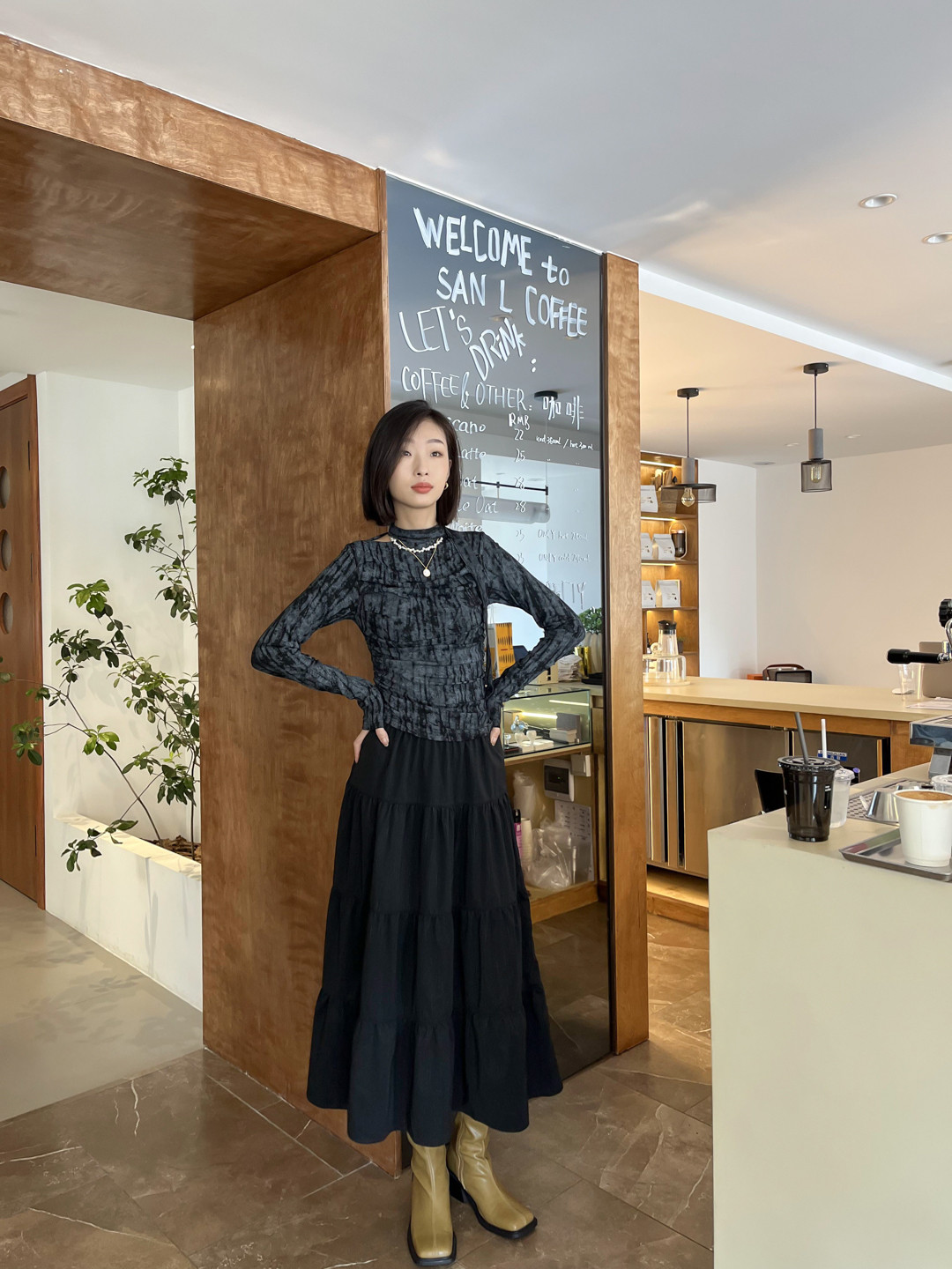 抚顺市新抚区浑河路万达广场白月女装店.jpg