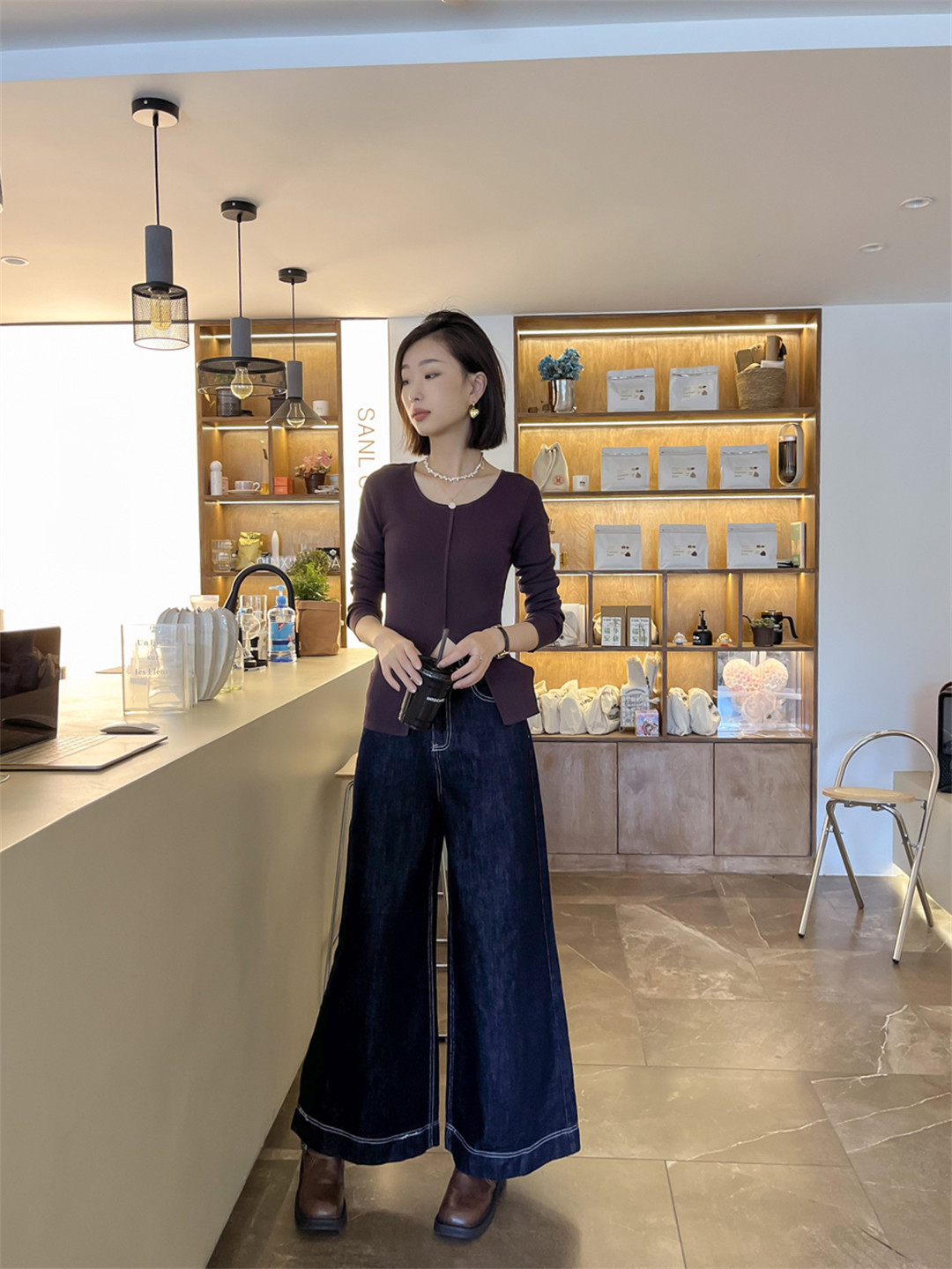 抚顺市新抚区浑河路万达广场白月女装店.jpg