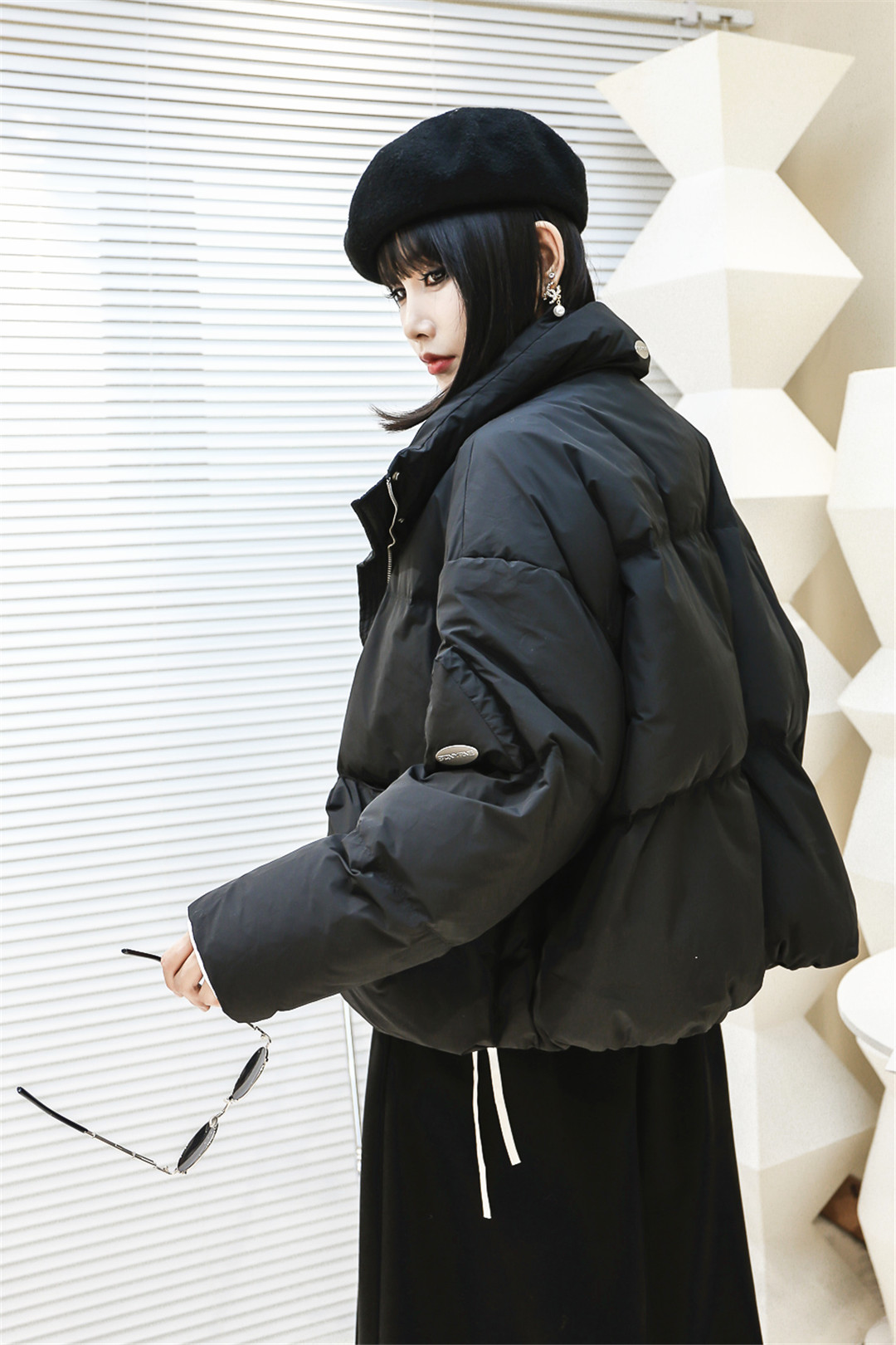 THOUSAND CITY的冬季新款时尚女装，为你呈现羽绒服、牛仔裤与毛织衫的完美搭配