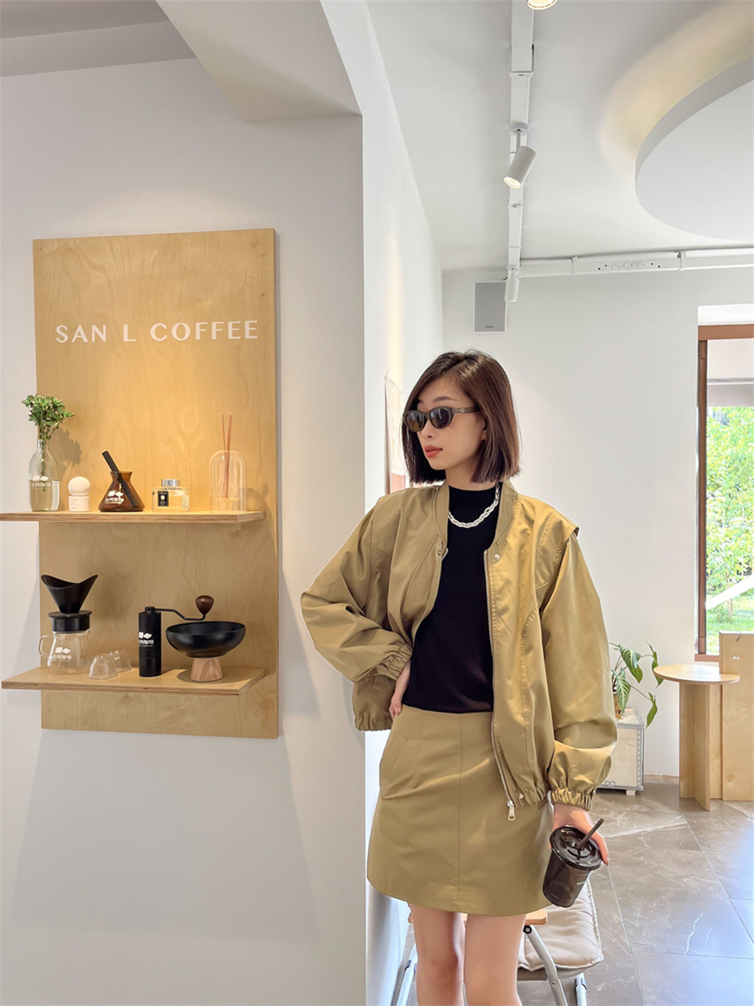 抚顺市新抚区浑河路万达广场白月女装店.jpg