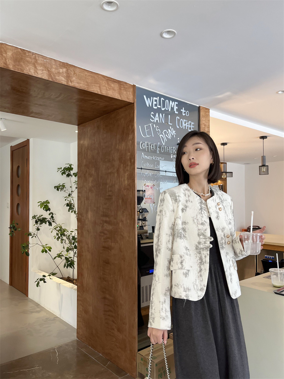 抚顺市新抚区浑河路万达广场白月女装店.jpg