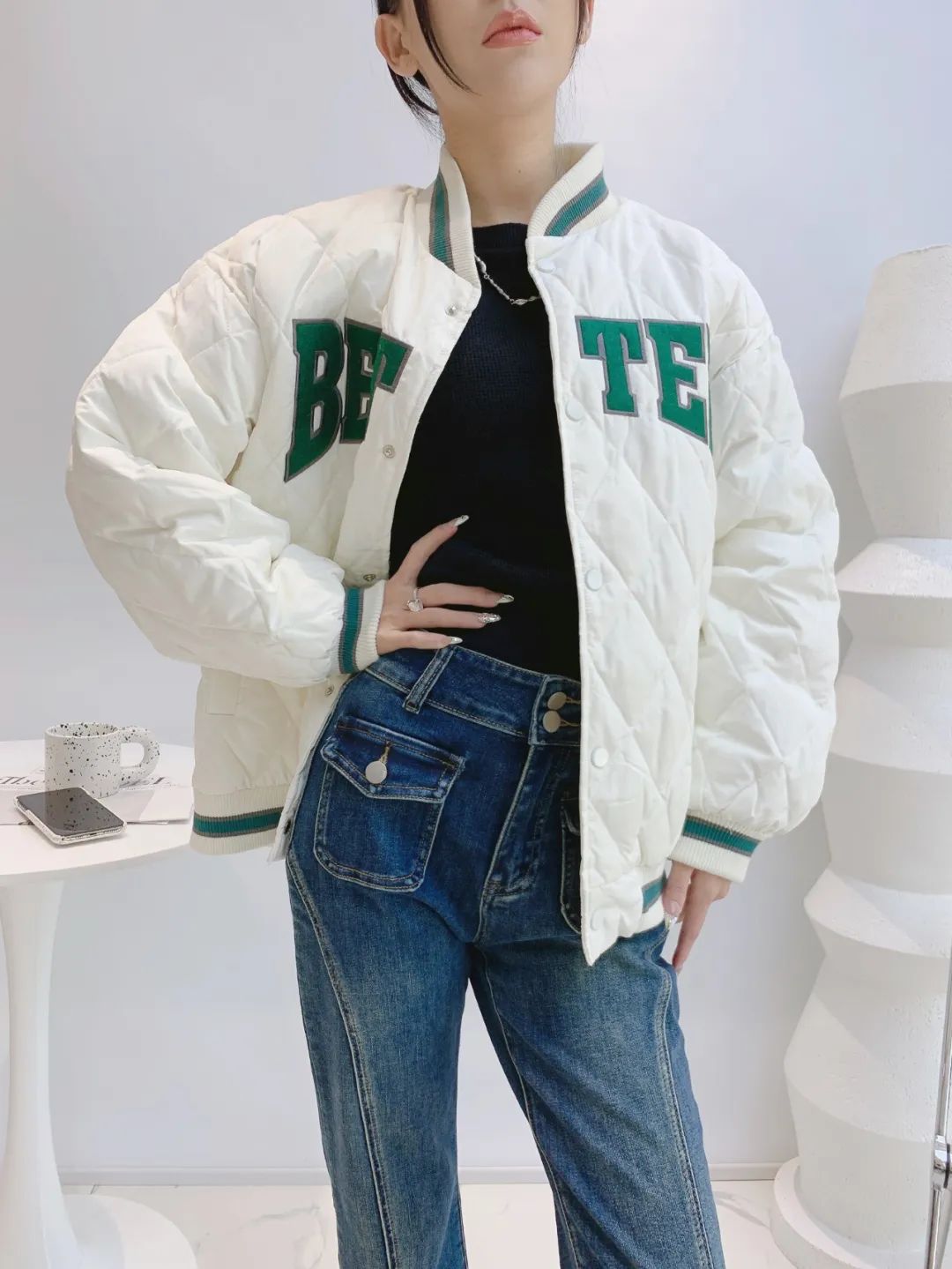长款式时尚白色女装大衣.jpg