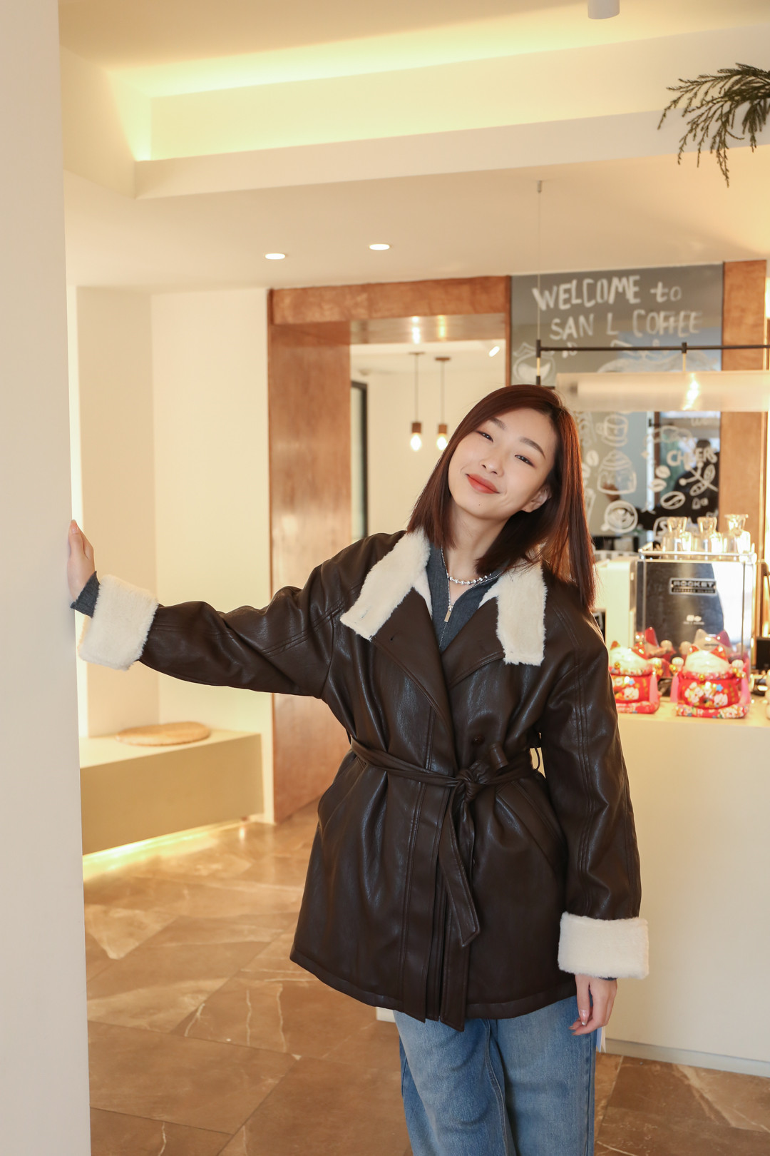 吉林省白城欧亚购物中心白月女装连锁店.jpg