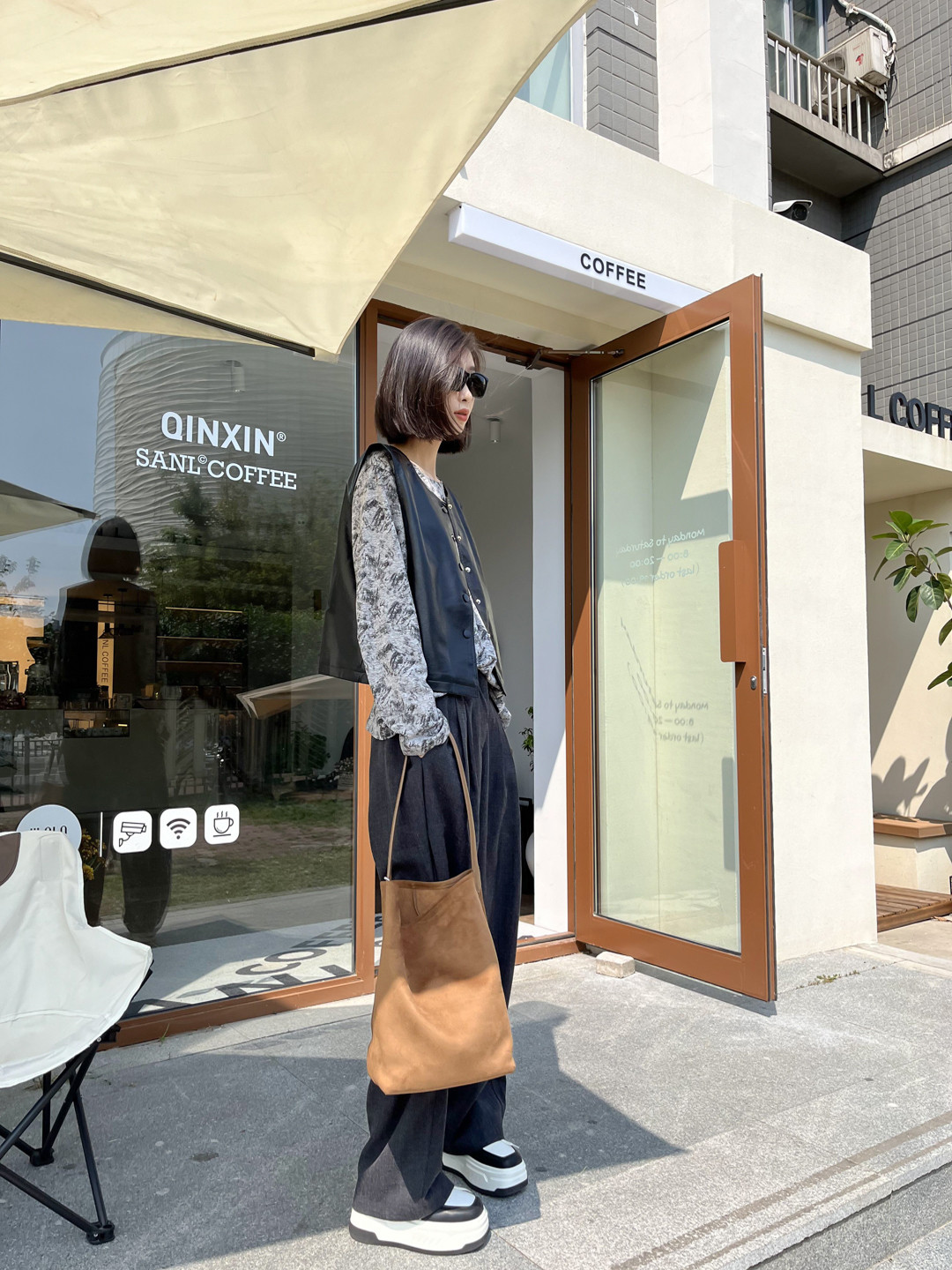 抚顺市新抚区浑河路万达广场白月女装店.jpg
