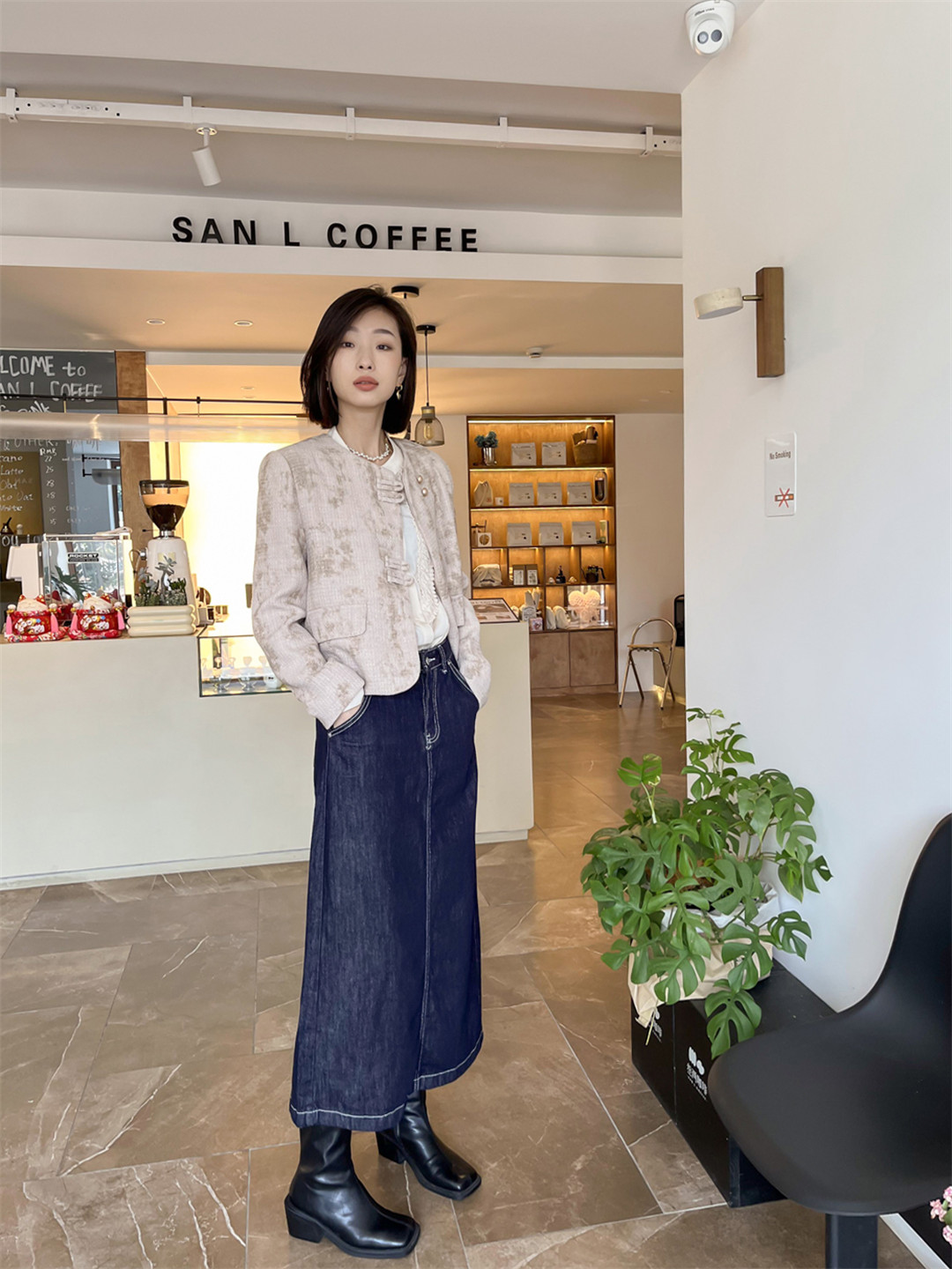 抚顺市新抚区浑河路万达广场白月女装店.jpg