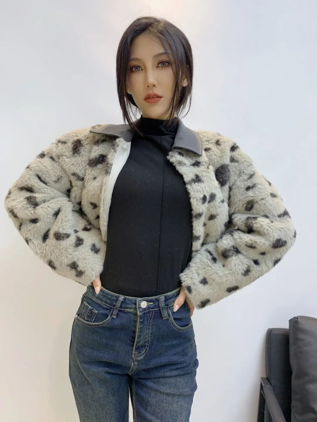 2022年新款女装冬装翻领皮草斑马灰色款