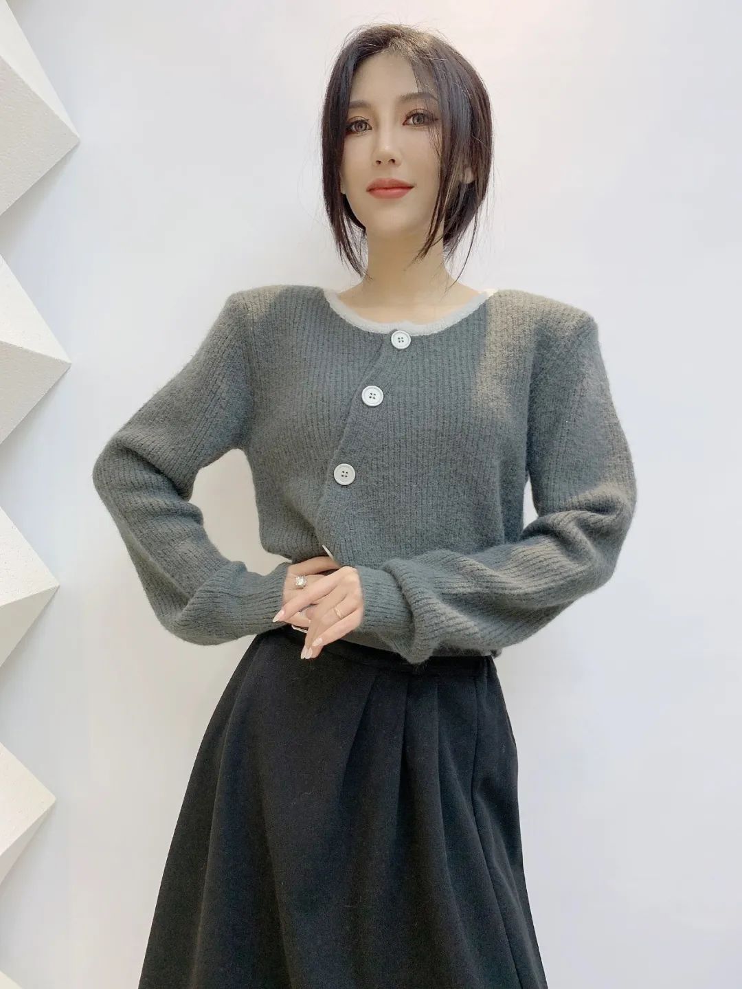 2022年新款女装深灰色羊绒毛织开衫与长裙套装