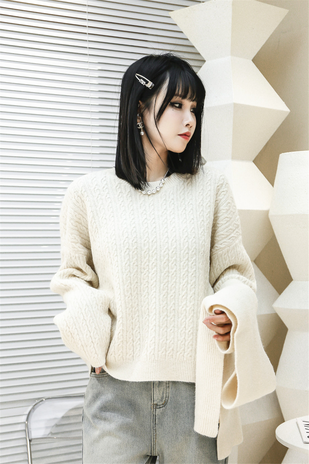 THOUSAND CITY的冬季新款时尚女装，为你呈现羽绒服、牛仔裤与毛织衫的完美搭配