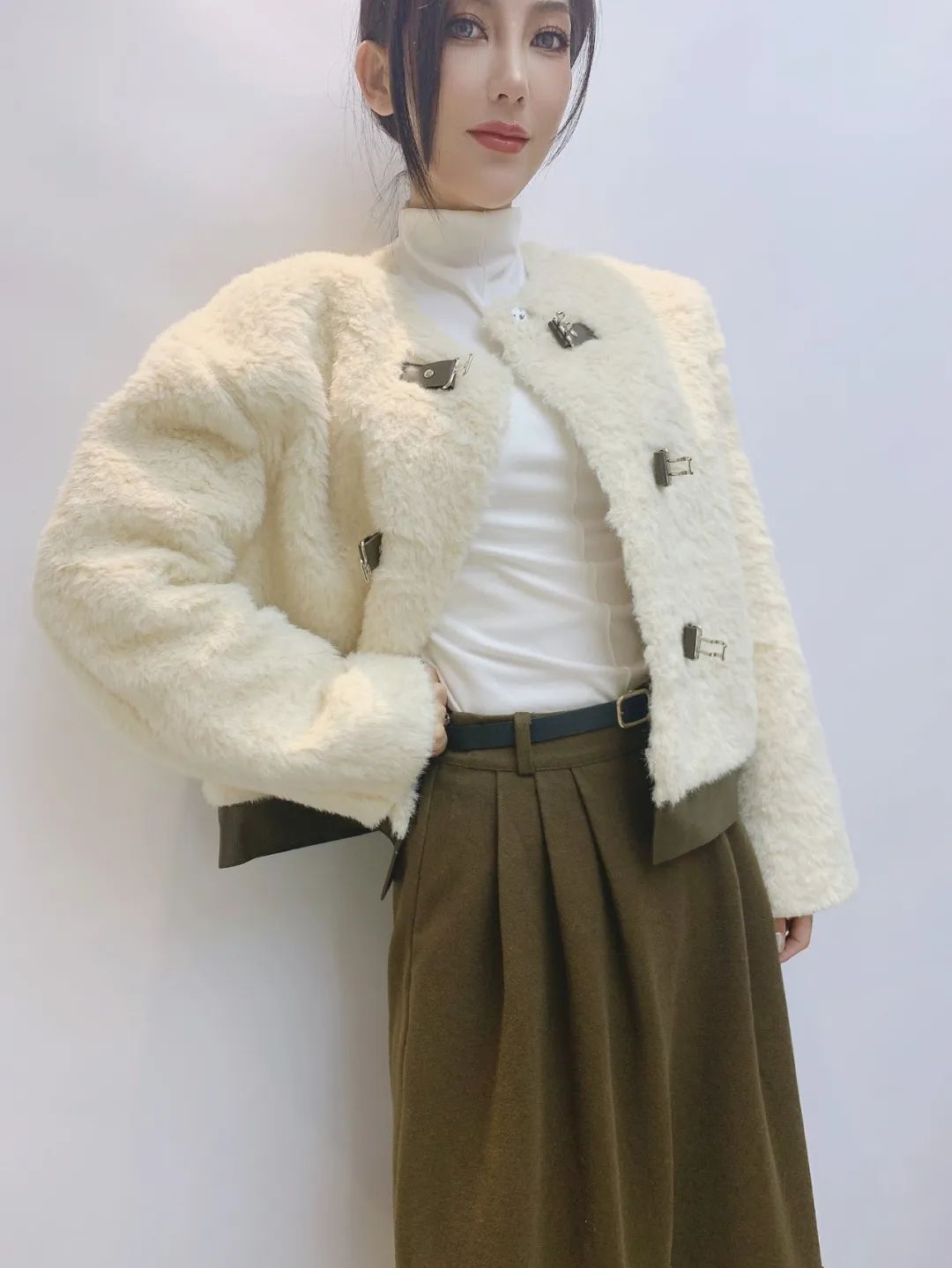 2022年新款女装冬装皮草白色中腰款