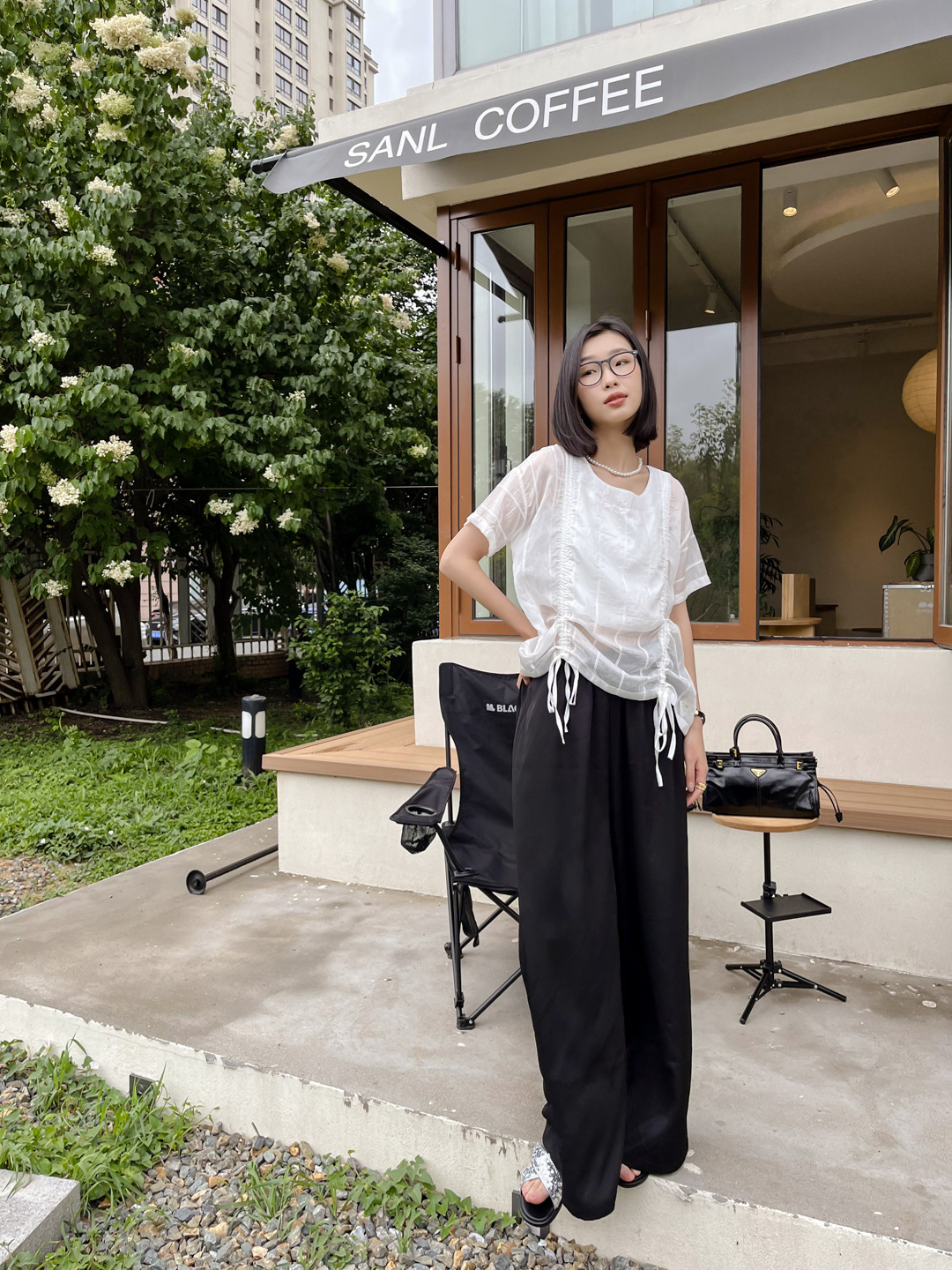 保定市竞秀区万达广场步行街白月品牌女装店